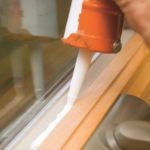 Устранение монтажных зазоров в дверных коробках и оконных рамах акриловым герметиком