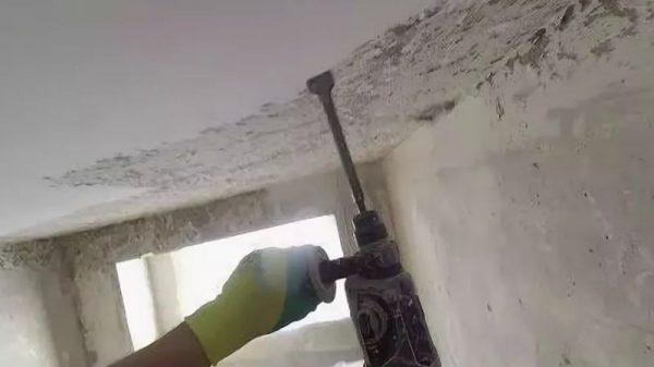 Демонтаж штукатурки с потолка