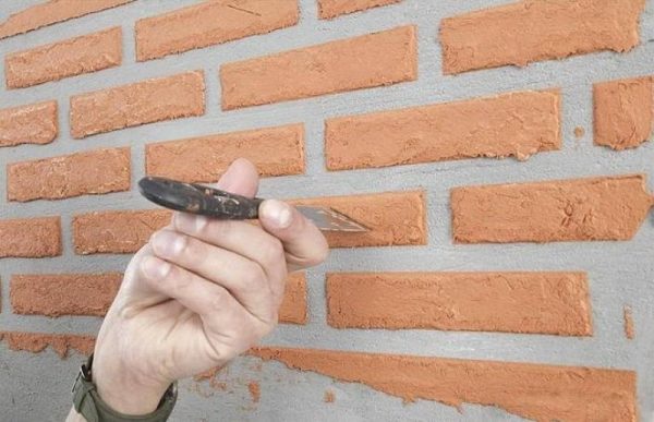 Формирование декоративной штукатурки под кирпич