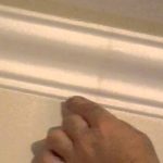 Фиксация потолочных плинтусов акриловым герметиком