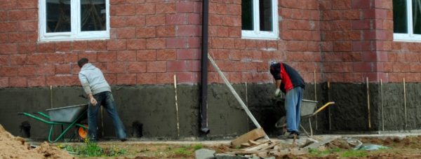 Нанесение базового слоя штукатурки