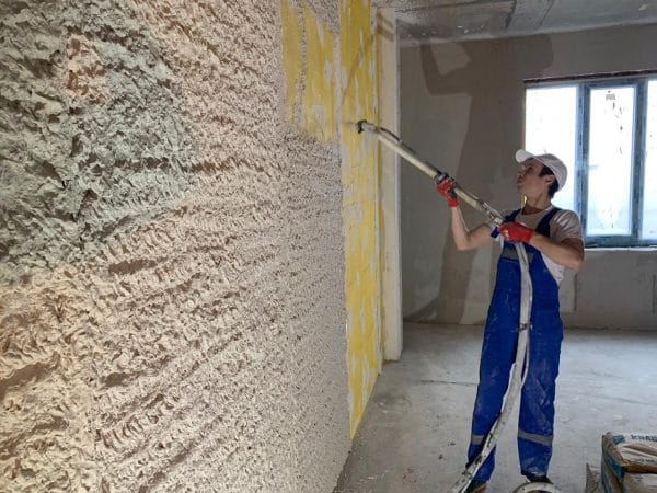 Нанесение штукатурки механизированными машинами
