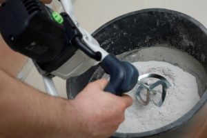 Самодельная шпаклевка не отличается экономным расходом Замес шпаклевки