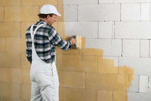 Нанесение грунтовки на газобетонные блоки