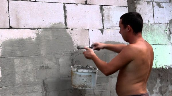 Подготовка стены из пеноблоков к нанесению штукатурки