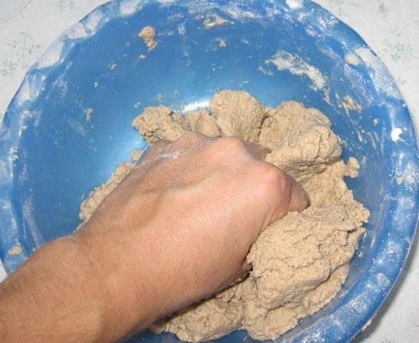 Приготовление смеси из ПВА и древесной пыли