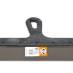 Широкий шпатель для шпаклевания стен