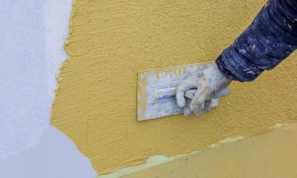 Нанесение силиконовой декоративной штукатурки на стену