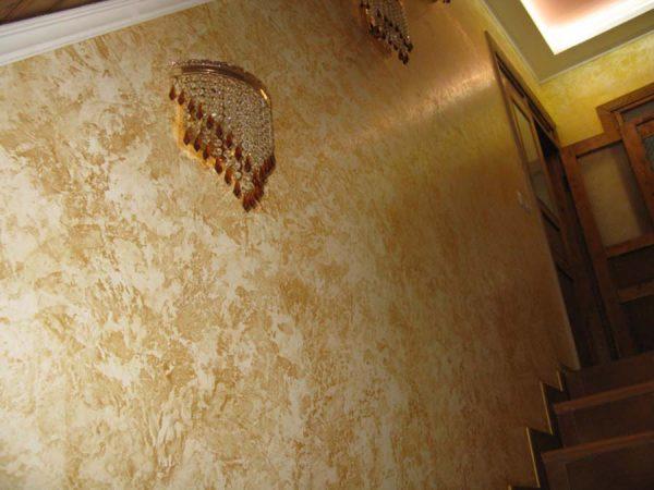 Стены отделанные декоративной штукатуркой 