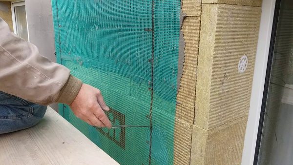 Укладка армированной сетки на утеплитель