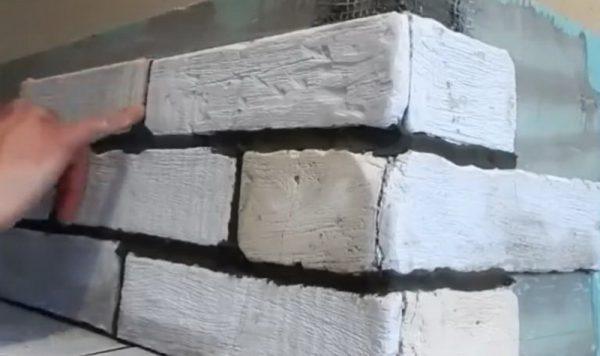 Укладка декоративных кирпичей