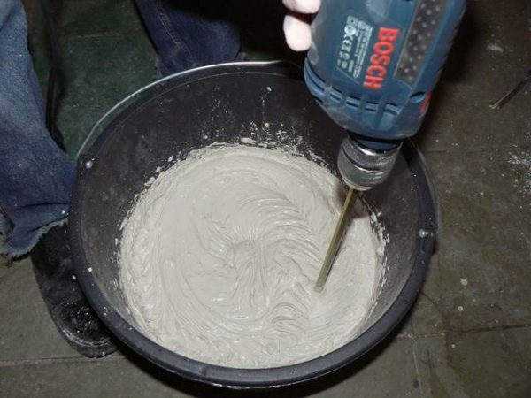 Замешивание шпаклевки миксером