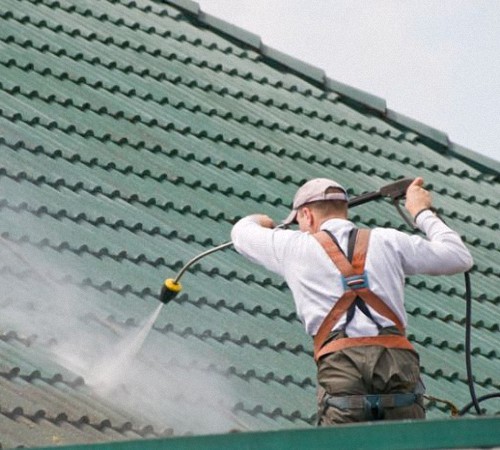 Для очистки кровли очень удобно пользоваться автомойкой высокого давления Для очистки кровли очень удобно пользоваться автомойкой высокого давления