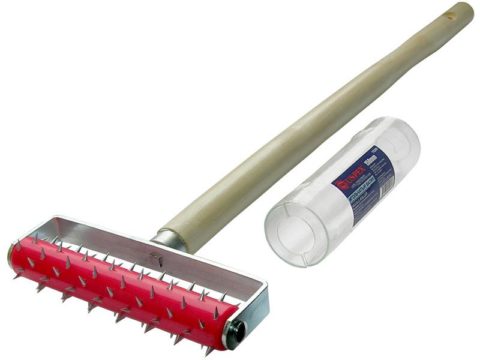 Игольчатый валик сделает виниловое покрытие обоев проницаемым для воды