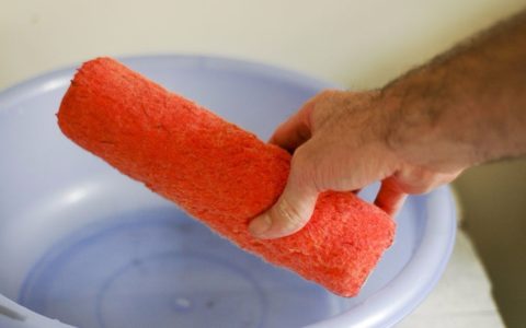 Инструмент нужно мыть после нанесения каждого слоя