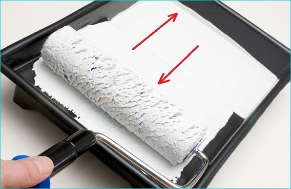 Лишняя краска стекает обратно в углубление ванночки Лишняя краска стекает обратно в углубление ванночки