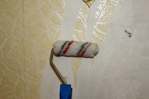 Мокрая бумага легко отклеится от шпаклевки стен