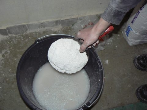 На фото — приготовление шпаклевки из сухой строительной смеси