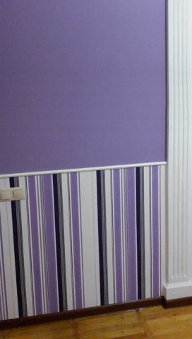 Низ стены на фото оклеен обоями, верх — окрашен водоэмульсионкой