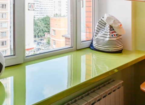 Окрашенный пластиковый подоконник