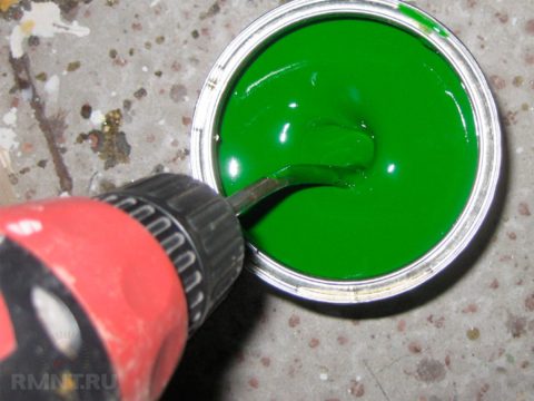 Перемешивание краски миксером