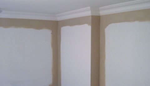 Первыми окрашены внутренние углы и примыкания к потолочному плинтусу