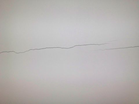 Трещина по шву гипсокартонной отделки Трещина по шву гипсокартонной отделки
