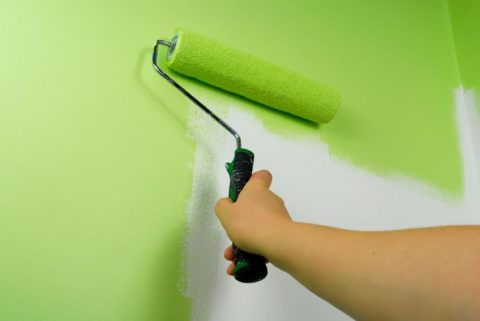 Вся плоскость стены окрашивается в один заход, без долгих пауз